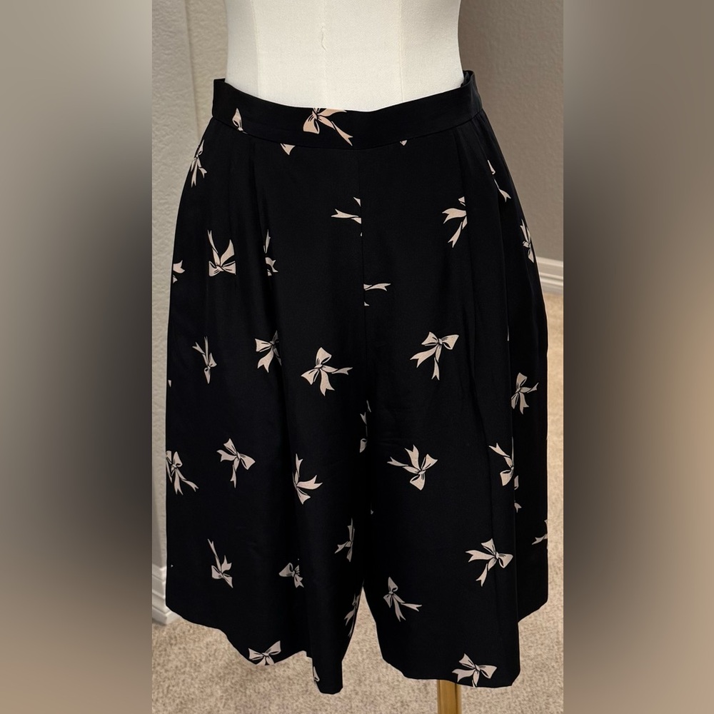 Vintage Carlisle 100% Silk Black & Cream Coquette Bow Pattern Bermuda Shorts